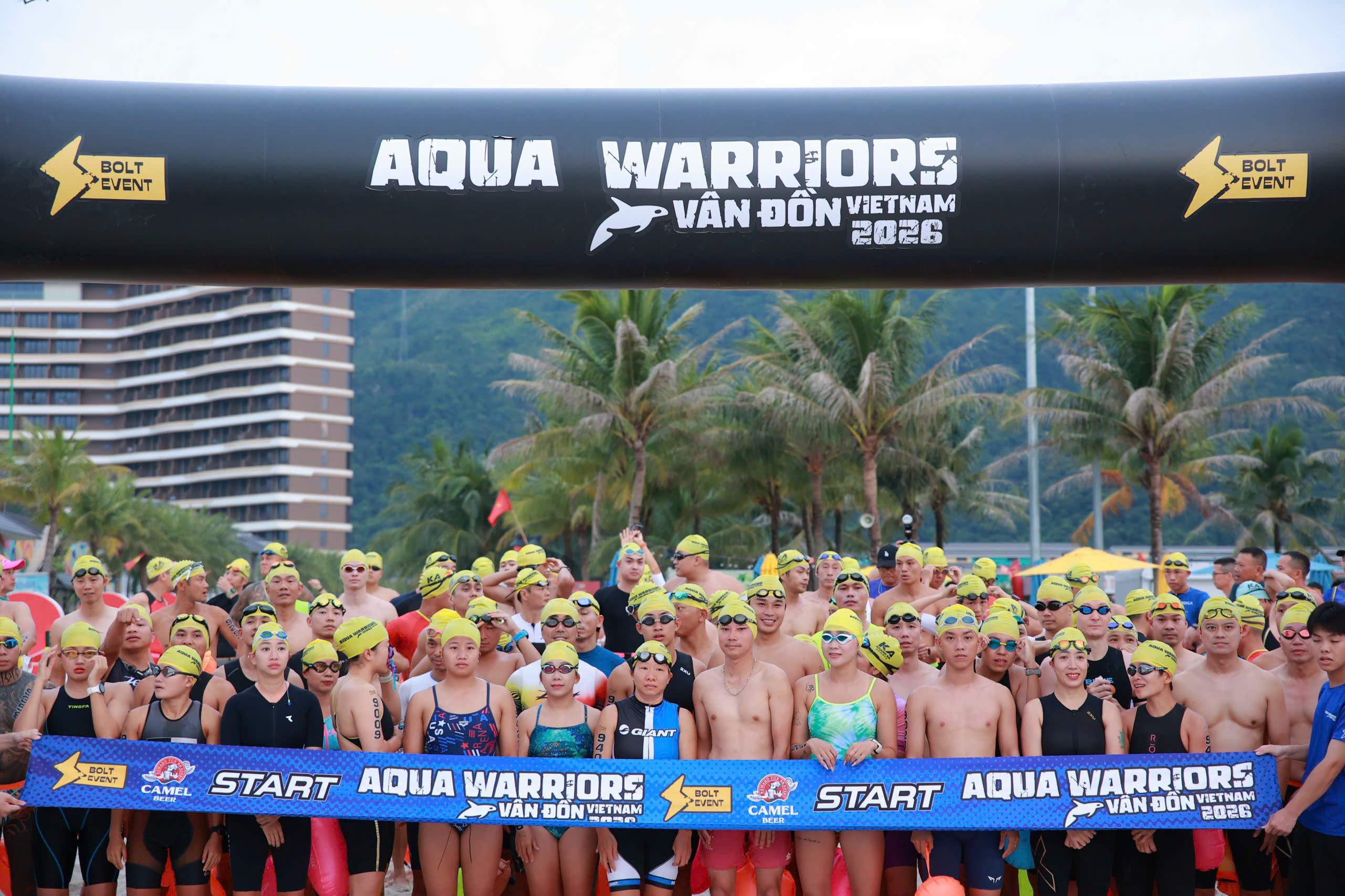 Các vận động viên hứng khởi đầy quyết tâm bước vào cuộc đua Aqua Warriors
